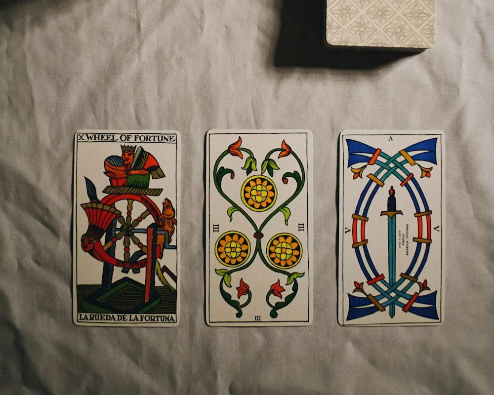 Three cards on cloth: comparing a scenic card and numerical symbols